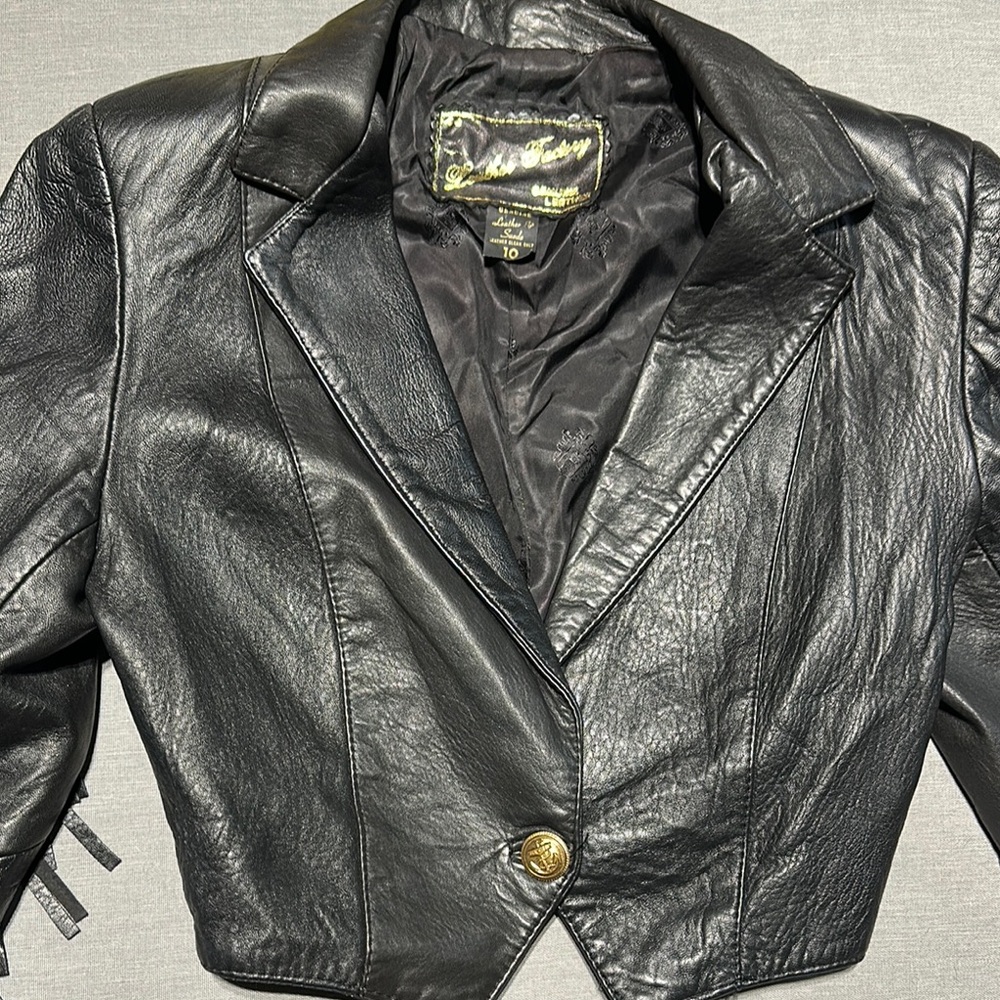 Sleek Black Cropped Leather Jacket with Moto Collar